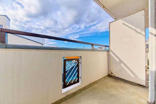 バルコニー　洗濯物が干せる屋根付き（ちょっとした雨なら防げて安心）