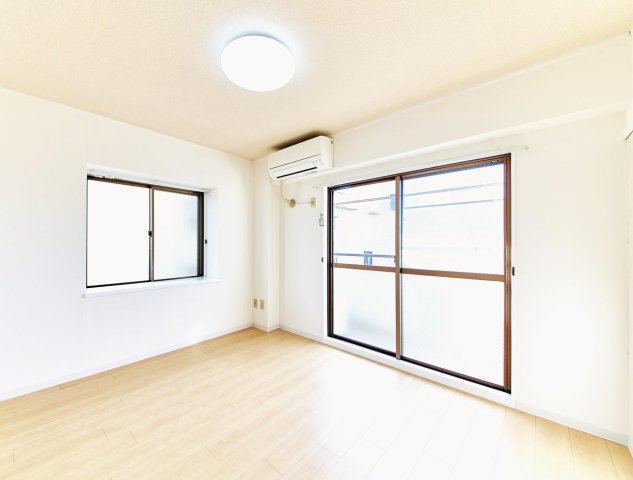 居室・リビング　掃き出し窓と出窓の2面採光。