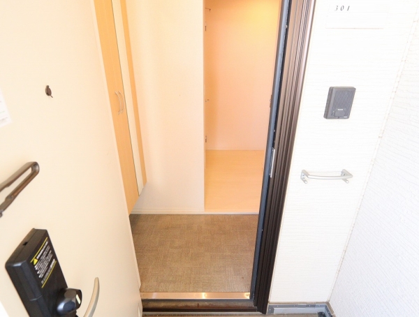 玄関　玄関を入るとホールがあります