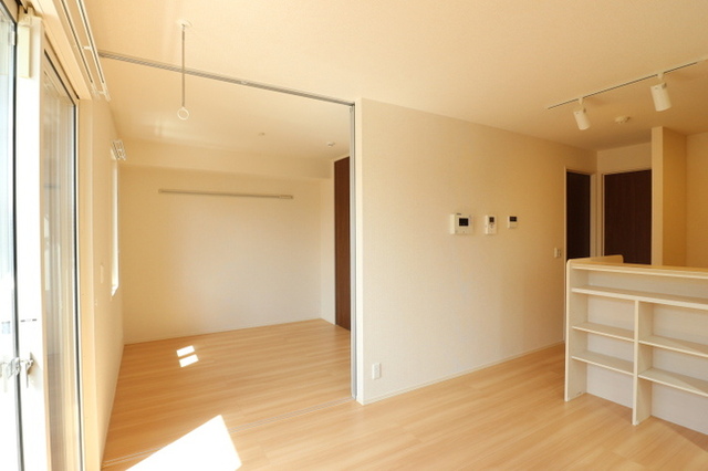 居室・リビング　リビングから洋室