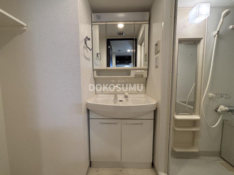 洗面設備　忙しい朝もスムーズに。使いやすさを追求した清潔な洗面空間。