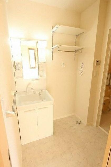 洗面設備　独立洗面台、小物を置くことができて便利です　※参考写真です