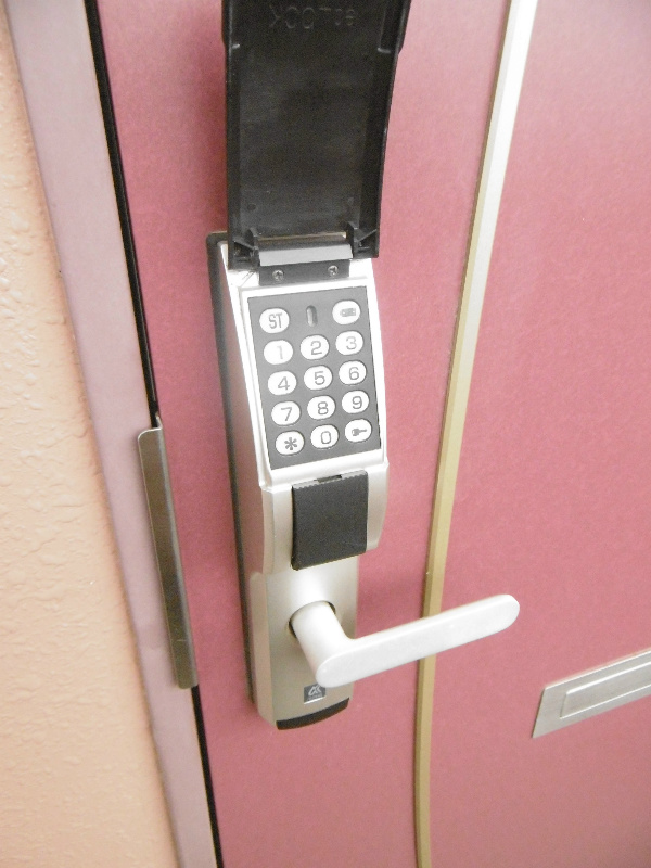 セキュリティ　玄関ドアは暗証番号開閉式の電子ロックキーで安心