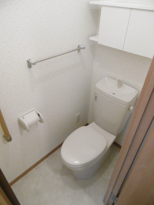 トイレ　トイレには棚があります