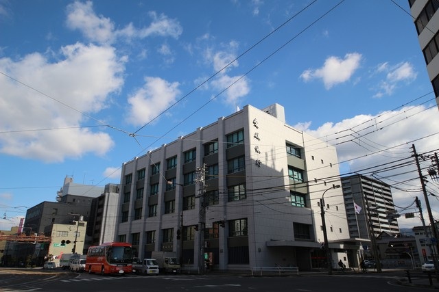 図書館　愛媛銀行本店（図書館）まで250m