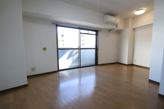 居室・リビング　【洋室８帖】　角部屋・２面採光のお部屋です★