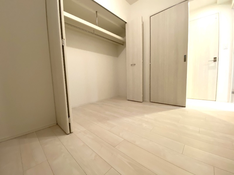 収納　白を基調にした明るいお部屋です。