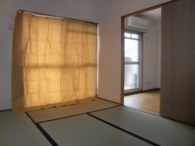 その他　南の和室は窓があり明るいです。