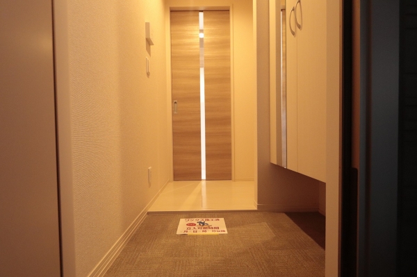 玄関　玄関を入るとホールがあります