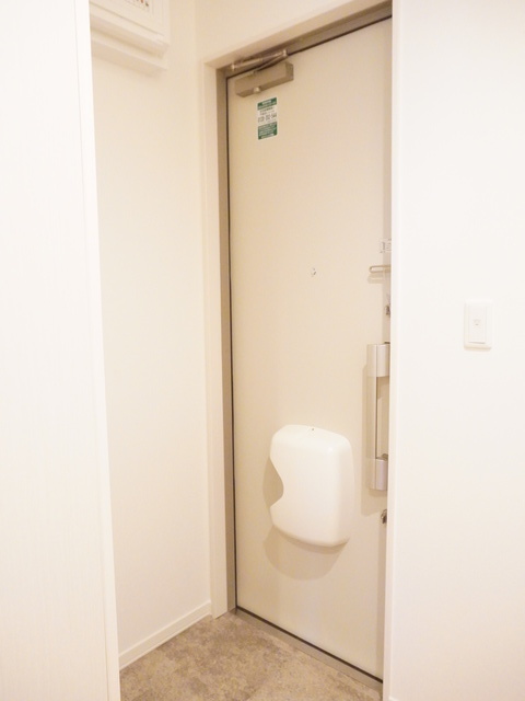 玄関　玄関には下駄箱があるのでスッキリとした空間を保てます