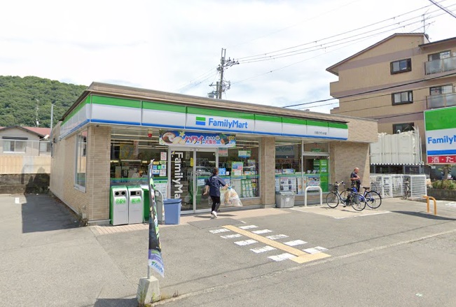 コンビニ　ファミリーマート 川西でざいけ店（コンビニ）まで308m