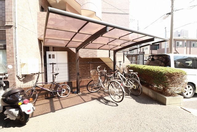 その他共有部分　屋根付きの駐輪場です☆