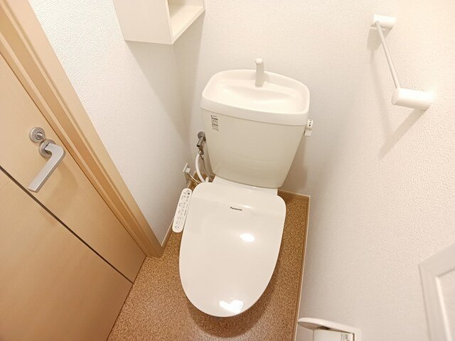 トイレ　落ち着いた色調のトイレです