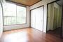 居室・リビング　フローリングの温かみを感じる明るいお部屋です