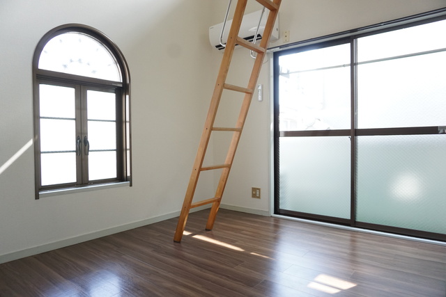 居室・リビング　２面採光なので、明るく風通しのよい過ごしやすいお部屋です♪