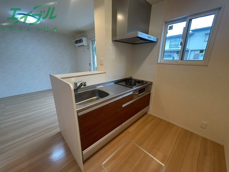 キッチン　同建物別部屋写真です