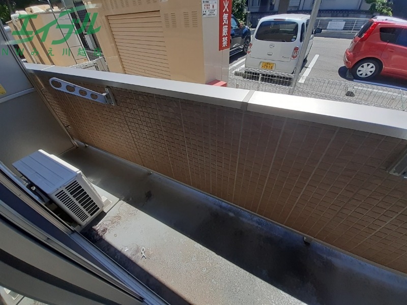 バルコニー　同建物別部屋写真です