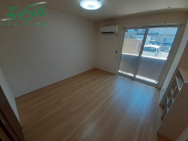 居室・リビング　同建物別部屋写真です