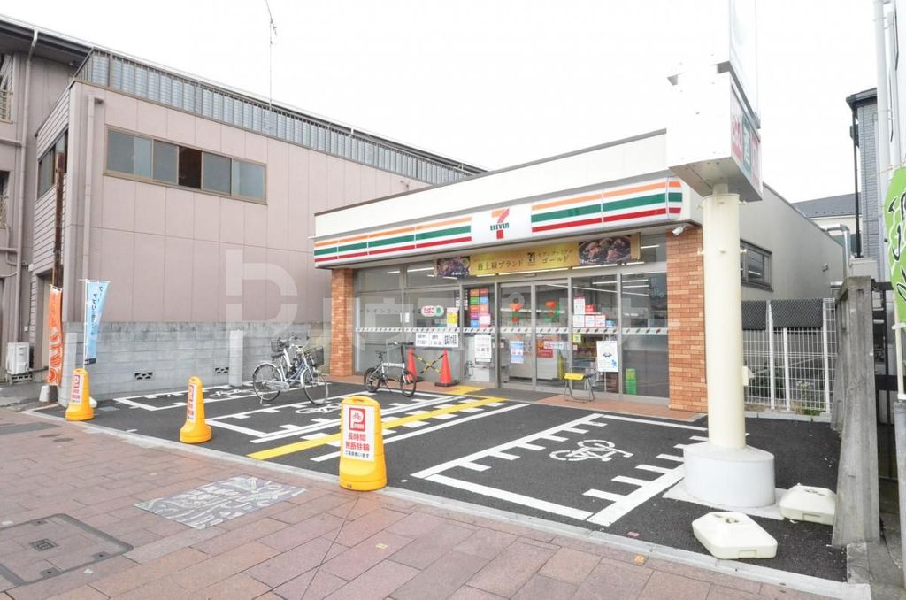 コンビニ　セブンイレブン足立竹ノ塚駅西店（コンビニ）まで200m