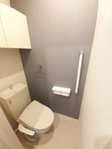 トイレ　落ち着いた色調のトイレです