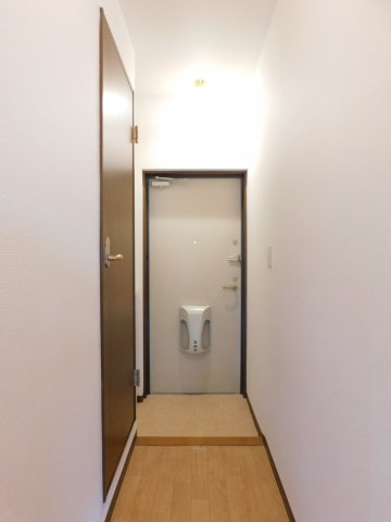 玄関　※写真は他号室です