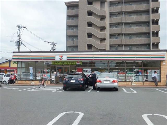 コンビニ　セブンイレブン（コンビニ）まで421m
