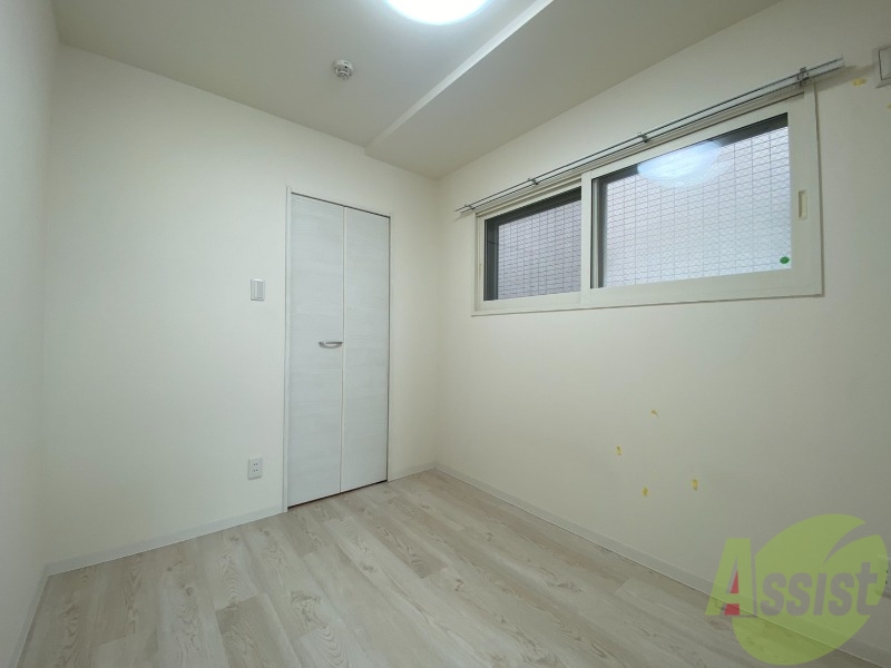 その他部屋・スペース　寝室はこちらです。光が差し込む、温かみのあるお部屋です。