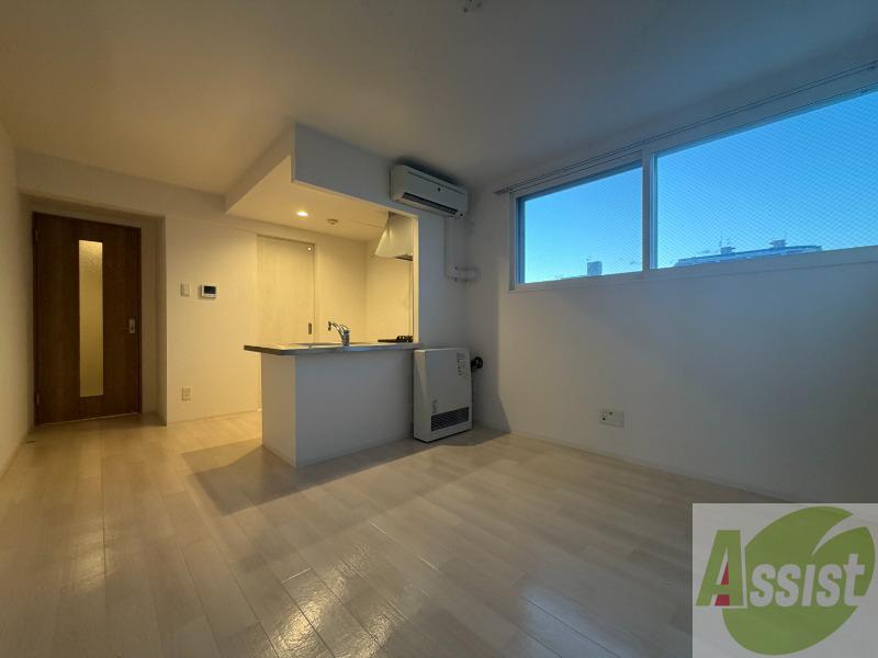 居室・リビング　木目のフローリングは落ち着きのある印象のお部屋になりますね。