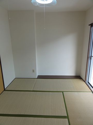 ハウス中舞鶴の居間写真
