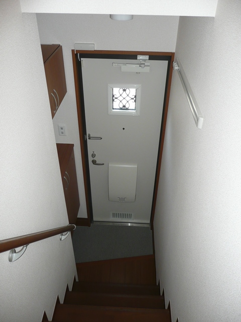 玄関　F号室の写真を掲載しております。