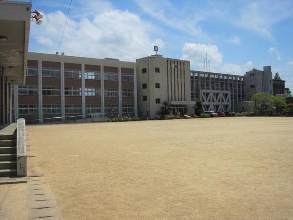 【ビレッジハウス野間田2号棟の小学校】