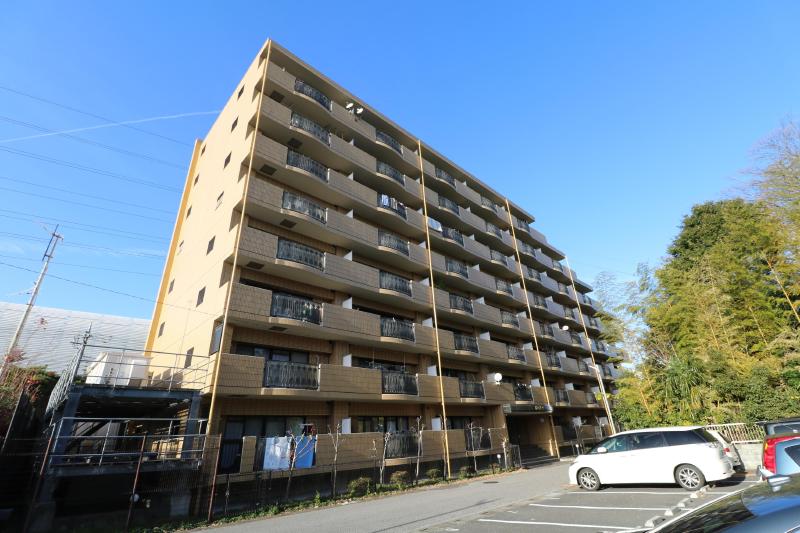 川口市芝塚原のマンションの建物外観