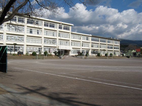 【裾野市茶畑のマンションの小学校】