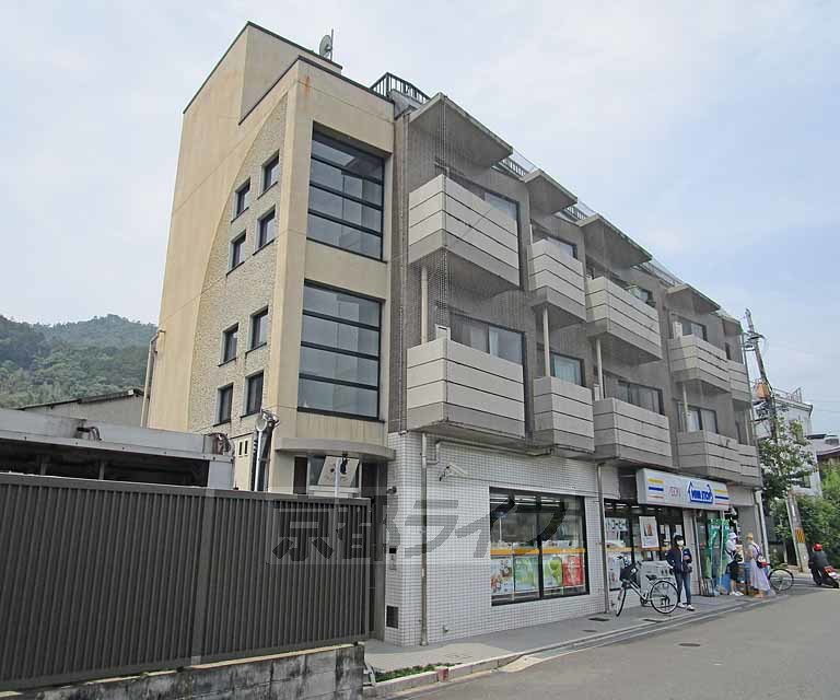 京都市西京区嵐山西一川町のマンションの建物外観