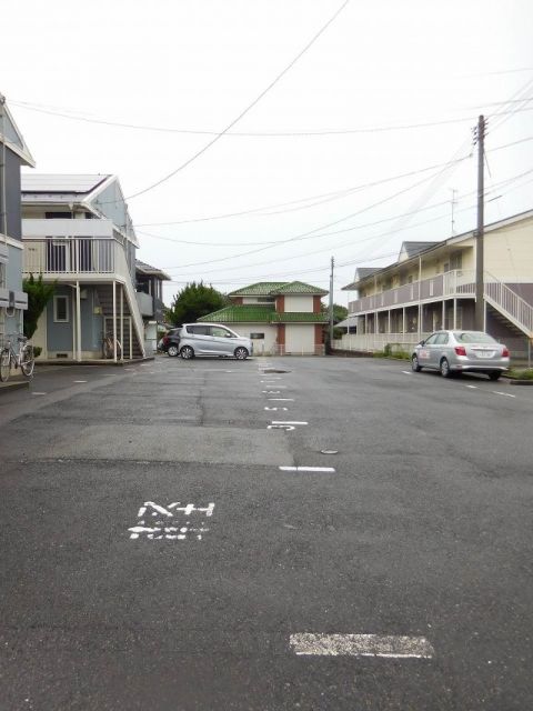 【境港市三軒屋町のアパートの駐車場】