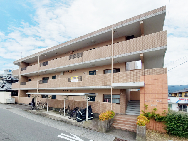 伊予郡砥部町宮内のマンションの建物外観