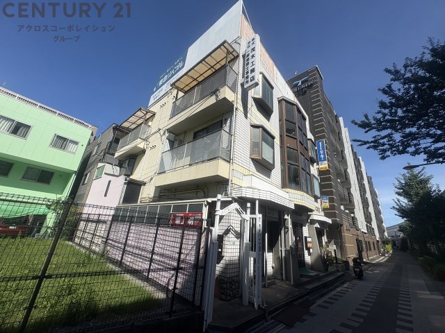 建物外観　入居者専用の共有洗濯機完備