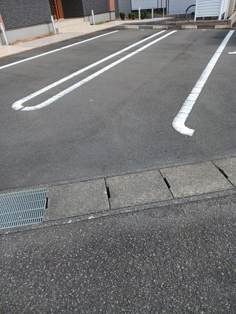 【菊川市加茂のアパートの駐車場】