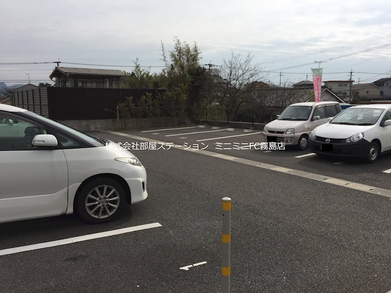 【霧島市隼人町神宮のアパートの駐車場】