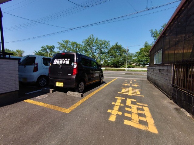 【浜松市中央区三方原町のアパートの駐車場】