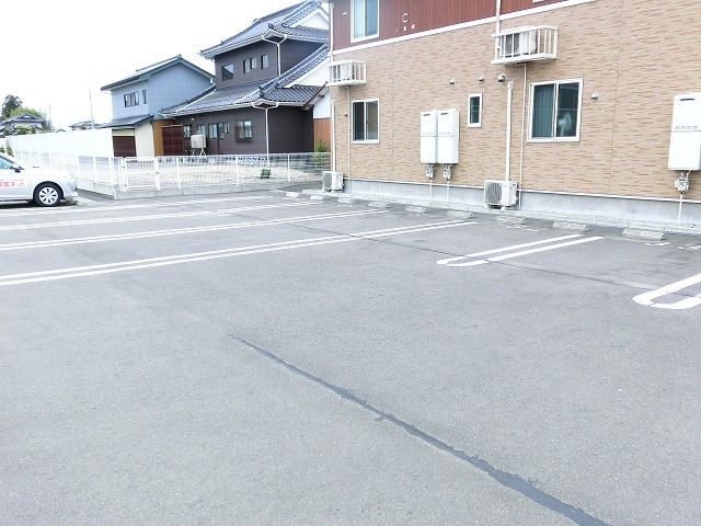 【亘理郡亘理町逢隈牛袋のアパートの駐車場】