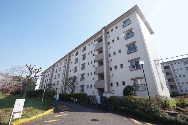 【諏訪原団地１街区４号棟の建物外観】