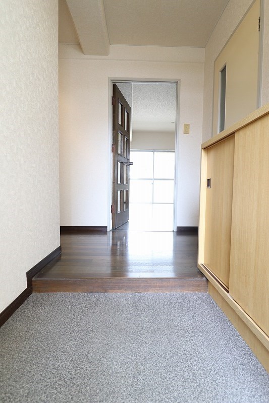 玄関　別部屋写真使用