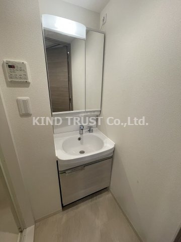 洗面設備　明るい洗面所です