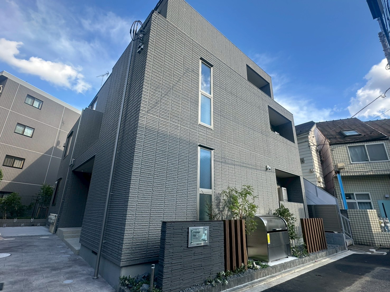 建物外観　三鷹駅まで徒歩7分！コンビニまで2分