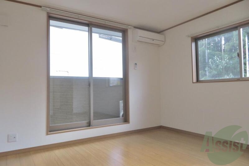 その他部屋・スペース　窓が２面あって開放感あり日当たりも良好！