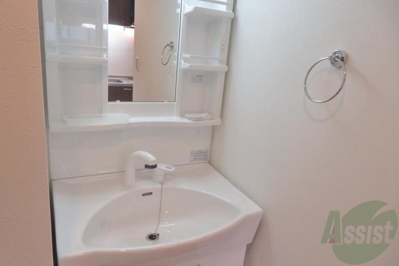 洗面設備　キレイな独立洗面台で気持ちがいいですね。