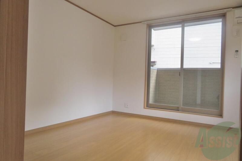 居室・リビング　とても明るいお部屋で落ち着きを感じる印象です。