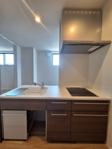 キッチン　座りながら作業ができるキッチンです。IHで火災予防に配慮