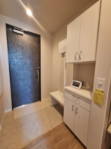 玄関　手すりと椅子で立ち座りを補助/靴の履き替え時の転倒防止